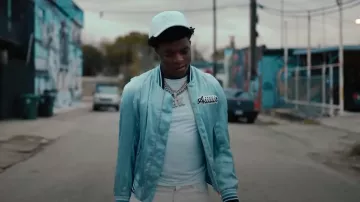 Chaqueta Casablanca Light Blue Air usada por Yungeen Ace en Variable Star (Video musical oficial)