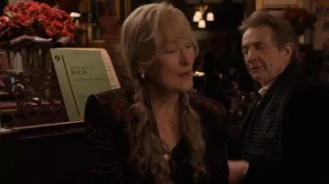 L'Agence Cham­ber­lain Blaz­er worn by Loretta Durkin (Meryl Streep) as seen in Only Murders in the Building (S03E01)