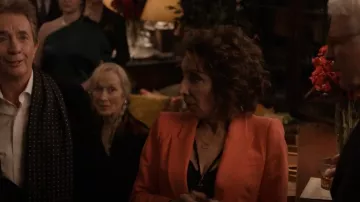 L'Agence The Cham­ber­lain One-But­ton Blaz­er worn by Shirley MacLaine as seen in Only Murders in the Building (S03E01)