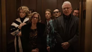 Connected Apparel Print­ed Mi­di Shift Dress worn by Uma Heller (Jackie Hoffman) as seen in Only Murders in the Building (S03E01)