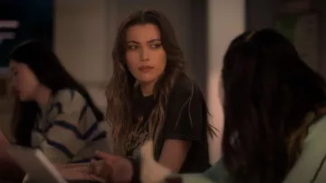 Full Tilt Wild Hearts Horse Girls Boyfriend Tee usada por Lauryn (Amelie Zilber) como se ve en grown-ish (S06E07)