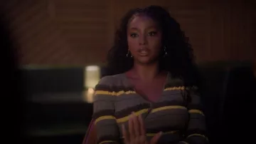 Jacquemus Stripe Twisted Crop Cardigan usado por Annika Longstreet (Justine Skye) como se ve en grown-ish (S06E07)