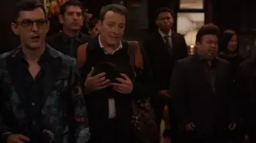 Veste de soirée en brocart floral Pal Zileri portée par Cliff comme on le voit dans Only Murders in the Building (S03E01)