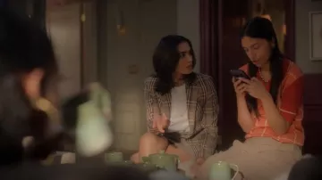 Chaqueta blazer de lana a cuadros Theory Power Bexley usada por Nova como se ve en grown-ish (S06E07)