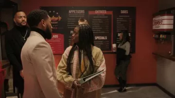 Stella Nova Patchwork Manteau à poitrine unique porté par Kiesha Williams (Birgundi Baker) vu dans The Chi (S06E01)