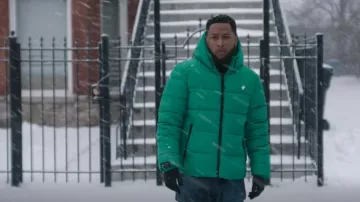 Superdry Sports Puffer Hooded Jacket porté par Emmett Washington (Jacob Latimore) comme on le voit dans The Chi (S06E01)