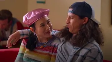 Gucci Cappello Donna Nappa Boina metálica usada por Eleanor Wong (Ramona Young) como se ve en Never Have I Ever (S04E01)