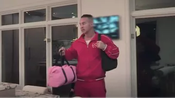 Fendi Kid's 3D Ff Logo Embossed Duffle Bag usado por Mike como se ve en Jersey Shore: Family Vacation (S06E19)