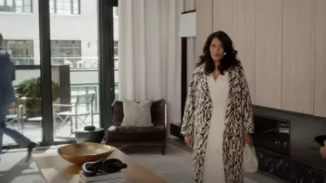 Mansur Gavriel Cloud Leather Clutch Bag worn by Seema Patel (Sarita Choudhury) as seen in And Just Like That… (S02E09)