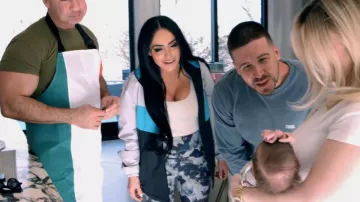 Chaqueta rompevientos New Balance usada por Angelina Pivarnick vista en Jersey Shore: Vacaciones familiares (S06E19)