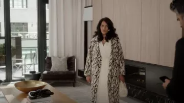 Halston Nellie Stretch-Crepe Wrap Midi-Dress usado por Seema Patel (Sarita Choudhury) como se ve en And Just Like That... (S02E09)