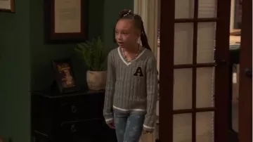 Pull Varsity Pull Cable Girls Rsq porté par Alice Baxter (Mykal-michelle Harris) vu dans Raven’s Home (S06E12)