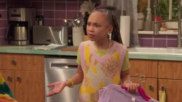 Forever 21 Abstract Floral Fuzzy Pull Vest porté par Alice Baxter (Mykal-michelle Harris) vu dans Raven’s Home (S06E12)
