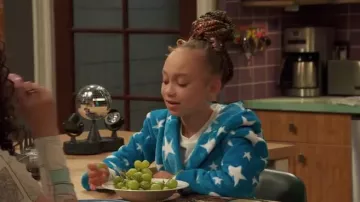 Robe de nuit étoilée Hatley portée par Alice Baxter (Mykal-michelle Harris) vue dans Raven’s Home (S06E12)