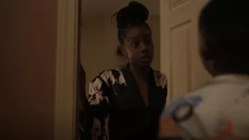 Hunkemoller Placement Bloom Print usado por Kiesha Williams (Birgundi Baker) como se ve en The Chi (S06)