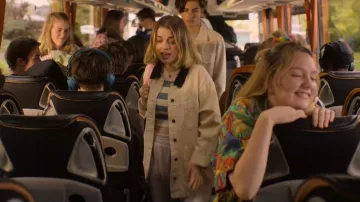 Débardeur en tricot à rayures Zara porté par Darcy Olsson (Kizzy Edgell) vu dans Heartstopper (S02E04)