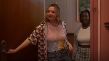 Chemise décontractée Urban Revivo en imprimé rétro lumineux portée par Darcy Olsson (Kizzy Edgell) comme on le voit dans Heartstopper (S02E04)