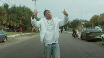 T-shirt en relief Louis Vuitton White LV porté par YK Osiris in Pressure (Clip officiel)