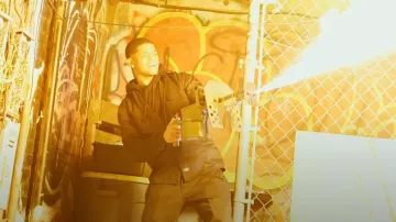 Pantalon double genouillère noir Dickies porté par YK Osiris en pression (clip officiel)