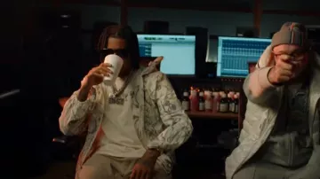 Gallery Dept. White Souvenir Logo Camiseta usada por Digga D en Facade ft. @PotterPayperTV (Official Music Video)