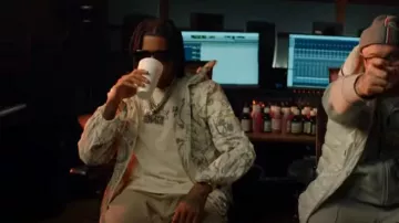 Alexander McQueen Chaqueta pictórica abstracta blanca usada por Digga D en Digga D ft. @PotterPayperTV - Fachada (Video oficial)