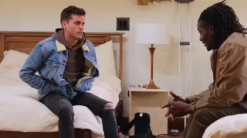 Levi's Fable Sherpa Trucker Jacket usada por Chris como se ve en Claim to Fame (S02E06)