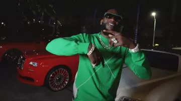 Suéter cosido Bottega Veneta Green & White X usado por Gucci Mane en Now It's Real [Video musical oficial]