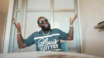 Louis Vuitton Navy Cycling Logo Polo usado por Gucci Mane en Now It's Real [Official Music Video]