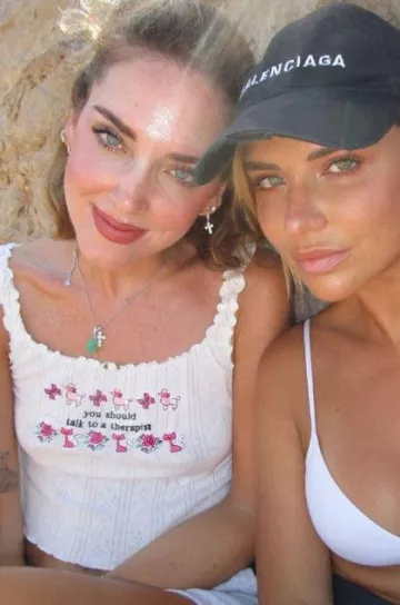 Chiara Ferragni Bold Cross Hoop Earrings portés par Chiara Ferragni sur sa story Instagram le 11 août 2023