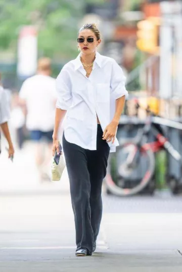 Loro Piana Pocket L19 Clutch usado por Jelena Noura "Gigi" Hadid en la ciudad de Nueva York el 11 de agosto de 2023