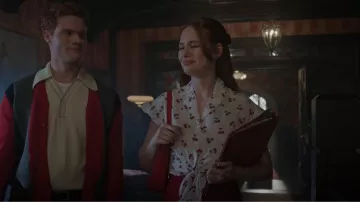 Kate Spade Cherry Toss Tie-Front Top porté par Cheryl Blossom (Madelaine Petsch) vu dans Riverdale (S07E18)