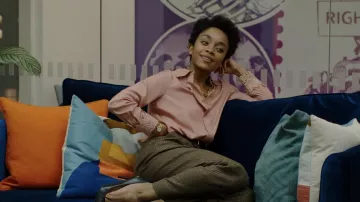 Chemisier rose Reiss porté par Nora Holleran (Rachel Hilson) dans le film Red, White & Royal Blue