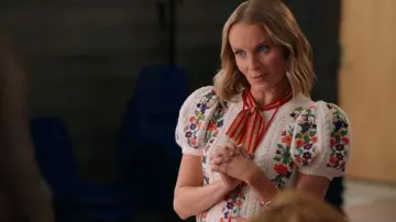 Alice + Olivia Daren Pull porté par Miss Jenn (Kate Reinders) comme on le voit dans High School Musical: The Musical: The Series (S04E01)