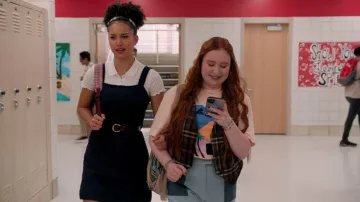 Levi’s Cloud Button Up Top porté par Gina (Sofia Wylie) comme on le voit dans High School Musical: The Musical: The Series (S04E01)