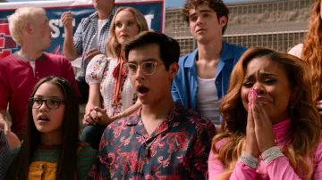 Asos diseña la camisa de cuello de campamento usada por Carlos (Frankie A. Rodriguez) como se ve en High School Musical: The Musical: The Series (S04E01)