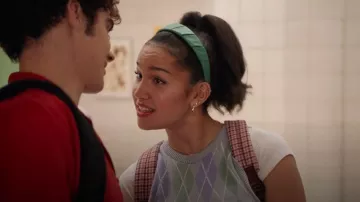 Bandeau en similicuir universel chez Target porté par Gina (Sofia Wylie) comme on le voit dans High School Musical: The Musical: The Series (S04E02)