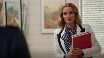 Tory Burch Bias Stripe Contrast Binding Silk Bow Blouse porté par Miss Jenn (Kate Reinders) comme on le voit dans High School Musical: The Musical: The Series (S04E02)