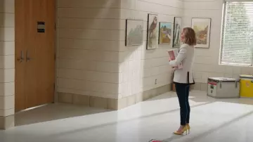 Smythe Polka Dot Peak Lapel Blazer porté par Miss Jenn (Kate Reinders) comme on le voit dans High School Musical: The Musical: The Series (S04E02)