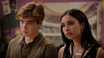 PS Paul Smith Zebra Stripe Polo usado por Mack (Matthew Sato) como se ve en High School Musical: The Musical: The Series (S04E02)