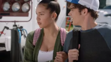 Abercrombie & Fitch Fluffy Tipped Cardigan porté par Gina (Sofia Wylie) comme on le voit dans High School Musical: The Musical: The Series (S04E03)