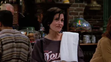 Deux sweat-shirts portés par Monica Geller (Courteney Cox) dans Friends (S02E07)