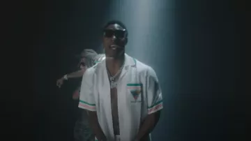 Casablanca White Tennis Club Camisa de seda usada por Rob49 en el video musical oficial de Mama con Skilla Baby & Tay B