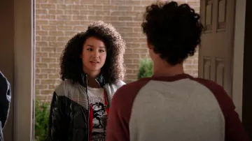 Glamour Plaid-Panel Faux Patent Leather Puffer Jacket porté par Gina (Sofia Wylie) comme on le voit dans High School Musical: The Musical: The Series (S04E01)