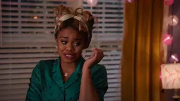 Asos design Celestial Print Shirt & pantalon Pyjama Set porté par Kourtney (Dara Reneé) comme vu dans High School Musical: The Musical: The Series (S04E04)