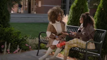 Asos design Manteau trench en faux cuir rapiécé porté par Kourtney (Dara Reneé) comme on le voit dans High School Musical: The Musical: The Series (S04E05)