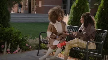 Asos design Manteau trench en faux cuir rapiécé porté par Kourtney (Dara Reneé) comme on le voit dans High School Musical: The Musical: The Series (S04E05)