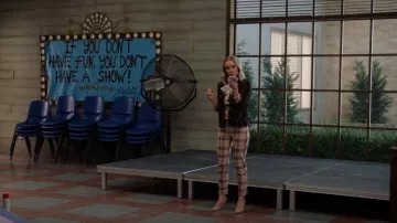 Pantalon à carreaux Sanctuary Carnaby porté par Miss Jenn (Kate Reinders) comme on le voit dans High School Musical: The Musical: The Series (S04E05)