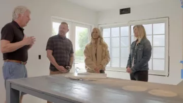 Nike Sportswear Swoosh Plush Jacket usada por Christina El Moussa vista en Christina on the Coast (S05E11)