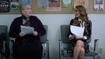 Robe florale éparpillée Cece portée par Miss Jenn (Kate Reinders) comme on le voit dans High School Musical: The Musical: The Series (S04E06)