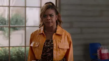 Forever 21 False Patent Leather Trucker Jacket porté par Kourtney (Dara Reneé) comme on le voit dans High School Musical: The Musical: The Series (S04E06)